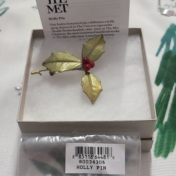 Met Museam of Art Vintage Holly brooch - Picture 1 of 9